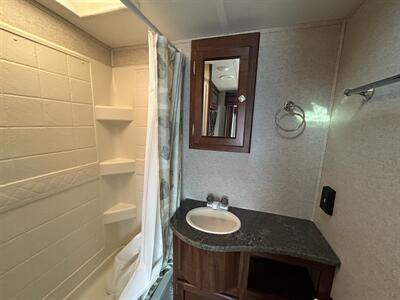 2017 Heartland Wilderness 2750RL   - Photo 13 - Oregon City, OR 97045