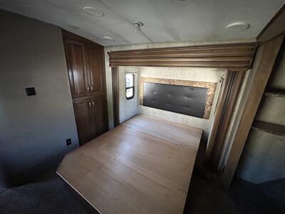 2015 Keystone Montana HM343RL   - Photo 12 - Oregon City, OR 97045