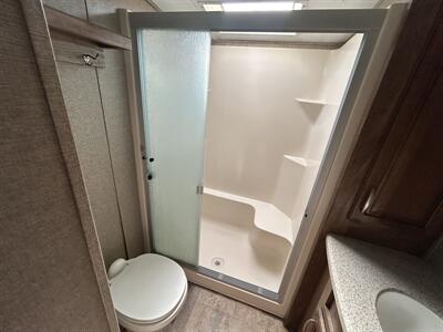 2015 Keystone Montana HM343RL   - Photo 15 - Oregon City, OR 97045