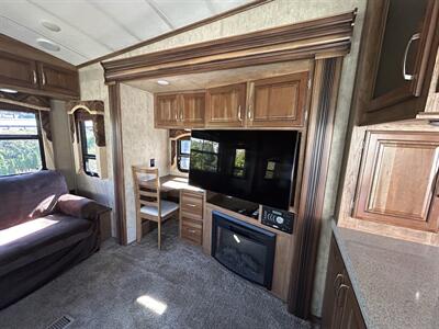 2015 Keystone Montana HM343RL   - Photo 7 - Oregon City, OR 97045