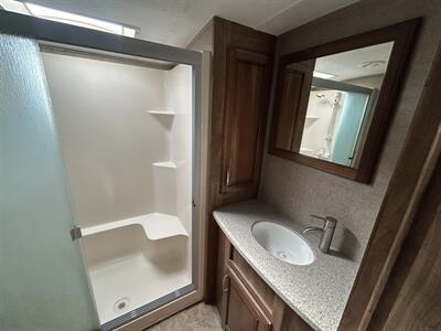 2015 Keystone Montana HM343RL   - Photo 14 - Oregon City, OR 97045