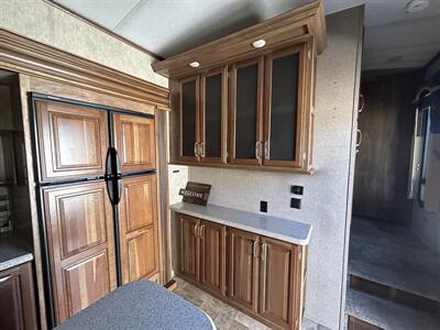 2015 Keystone Montana HM343RL   - Photo 11 - Oregon City, OR 97045