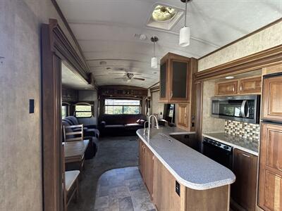 2015 Keystone Montana HM343RL   - Photo 4 - Oregon City, OR 97045