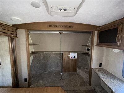 2015 Keystone Montana HM343RL   - Photo 13 - Oregon City, OR 97045