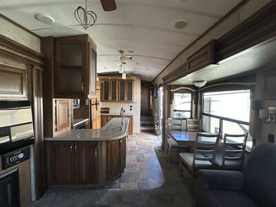 2015 Keystone Montana HM343RL   - Photo 5 - Oregon City, OR 97045