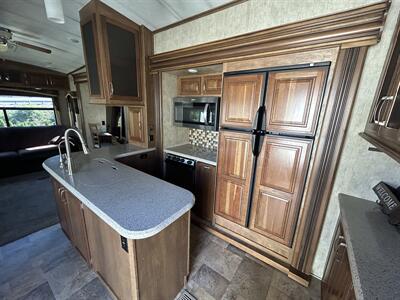 2015 Keystone Montana HM343RL   - Photo 10 - Oregon City, OR 97045