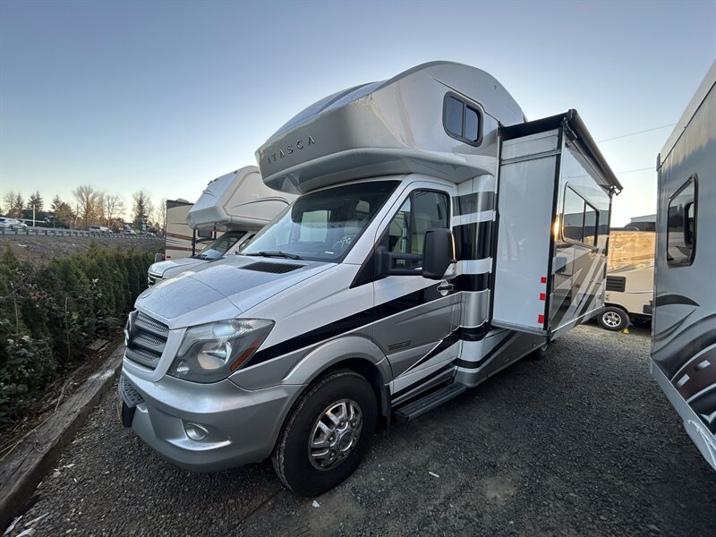 2016 Winnebago Navion 24J  