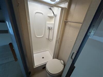 2016 Winnebago Navion 24J   - Photo 14 - Oregon City, OR 97045