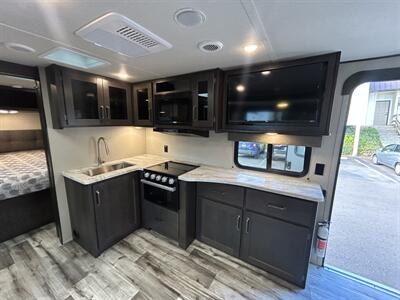 2023 Grand Design Transcend 221RB   - Photo 7 - Oregon City, OR 97045