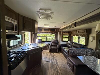 2015 Keystone Cougar 28RLSWE - Photo 5 - Oregon City, OR 97045
