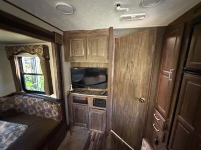 2015 Keystone Cougar 28RLSWE - Photo 9 - Oregon City, OR 97045