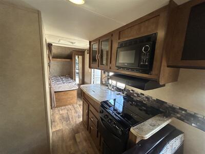2017 Forest River Wildwood 191RDXL   - Photo 8 - Oregon City, OR 97045