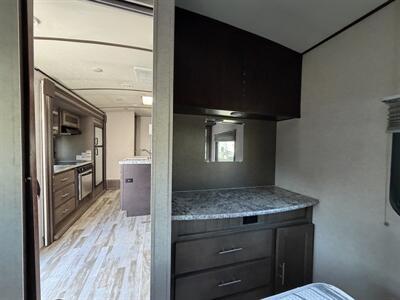 2018 Forest River Surveyor 285IKDS   - Photo 13 - Oregon City, OR 97045