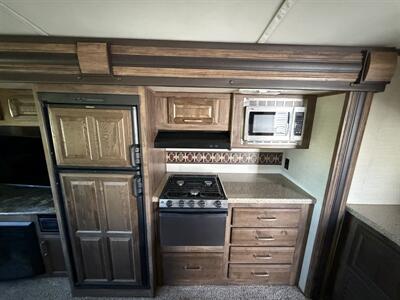 2015 Keystone Cougar 30RLI - Photo 13 - Oregon City, OR 97045
