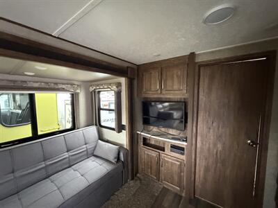2018 Keystone Cougar 28RLSWE   - Photo 9 - Oregon City, OR 97045
