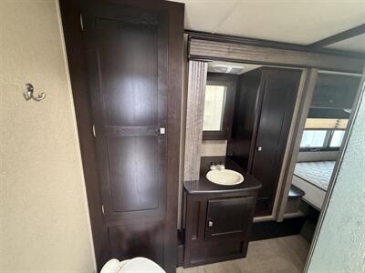2015 Keystone Kodiak 331RLSL - Photo 19 - Oregon City, OR 97045