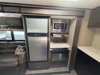 2015 Keystone Kodiak 331RLSL - Photo 12 - Oregon City, OR 97045