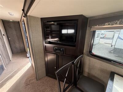 2015 Keystone Kodiak 331RLSL - Photo 10 - Oregon City, OR 97045