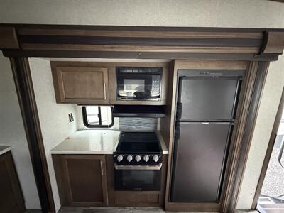 2019 Keystone Cougar 27RLSWE   - Photo 11 - Oregon City, OR 97045