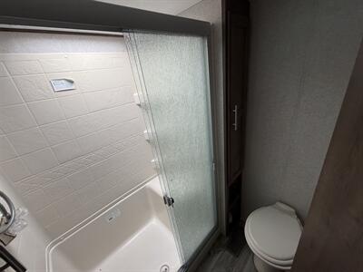 2019 Keystone Cougar 27RLSWE   - Photo 15 - Oregon City, OR 97045