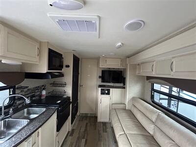 2016 Winnebago Micro Minnie 2106DS   - Photo 5 - Oregon City, OR 97045