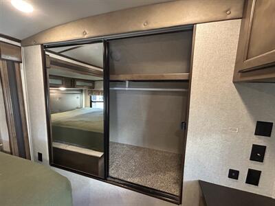 2018 Keystone Cougar 32RLI   - Photo 13 - Oregon City, OR 97045