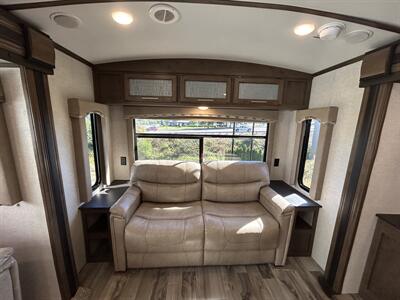 2018 Keystone Cougar 32RLI   - Photo 7 - Oregon City, OR 97045