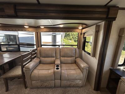 2018 Keystone Cougar 32RLI   - Photo 8 - Oregon City, OR 97045