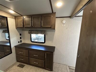 2018 Keystone Cougar 32RLI   - Photo 14 - Oregon City, OR 97045