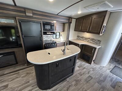 2018 Keystone Cougar 32RLI   - Photo 9 - Oregon City, OR 97045