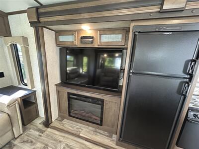 2018 Keystone Cougar 32RLI   - Photo 10 - Oregon City, OR 97045