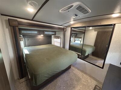 2018 Keystone Cougar 32RLI   - Photo 12 - Oregon City, OR 97045