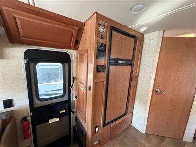 2017 Winnebago Vista 31BE   - Photo 12 - Oregon City, OR 97045