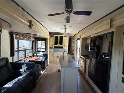 2016 Keystone Montana High Country HM305RL   - Photo 7 - Oregon City, OR 97045