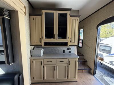 2016 Keystone Montana High Country HM305RL   - Photo 11 - Oregon City, OR 97045