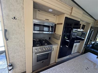 2016 Keystone Montana High Country HM305RL   - Photo 13 - Oregon City, OR 97045