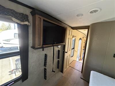 2016 Keystone Montana High Country HM305RL   - Photo 17 - Oregon City, OR 97045