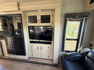 2016 Keystone Montana High Country HM305RL   - Photo 10 - Oregon City, OR 97045