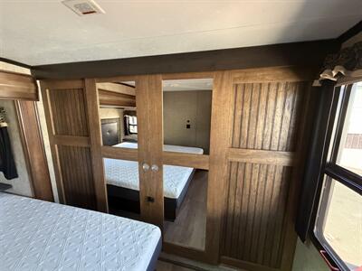 2016 Keystone Montana High Country HM305RL   - Photo 19 - Oregon City, OR 97045