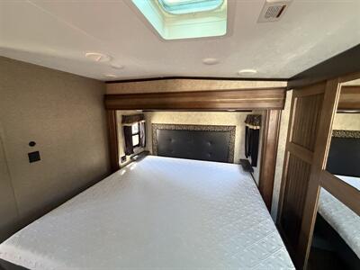 2016 Keystone Montana High Country HM305RL   - Photo 15 - Oregon City, OR 97045