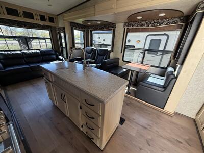 2016 Keystone Montana High Country HM305RL   - Photo 14 - Oregon City, OR 97045