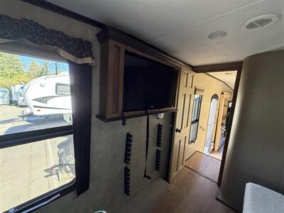 2016 Keystone Montana High Country HM305RL   - Photo 16 - Oregon City, OR 97045