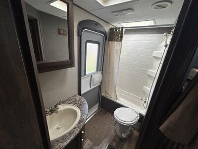 2015 Keystone Cougar 28RBSWE   - Photo 13 - Oregon City, OR 97045