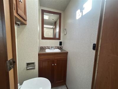 2017 Winnebago Vista 31KE   - Photo 17 - Oregon City, OR 97045