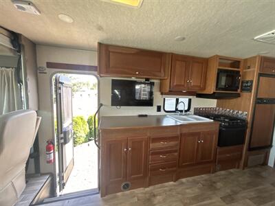 2017 Winnebago Vista 31KE   - Photo 14 - Oregon City, OR 97045