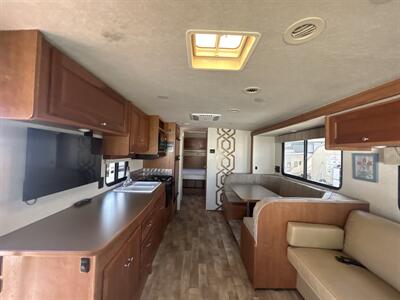 2017 Winnebago Vista 31KE   - Photo 9 - Oregon City, OR 97045