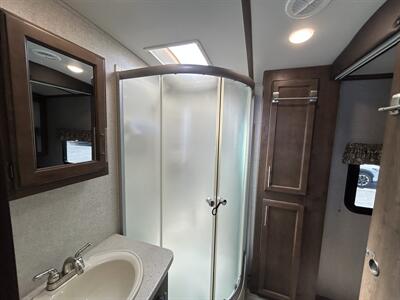 2018 Keystone Cougar 34TSB   - Photo 15 - Oregon City, OR 97045