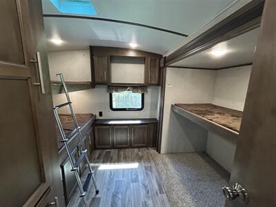 2018 Keystone Cougar 34TSB   - Photo 12 - Oregon City, OR 97045