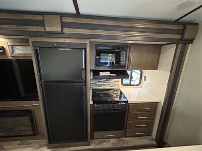 2018 Keystone Cougar 34TSB   - Photo 10 - Oregon City, OR 97045