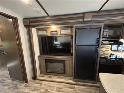 2018 Keystone Cougar 34TSB   - Photo 9 - Oregon City, OR 97045